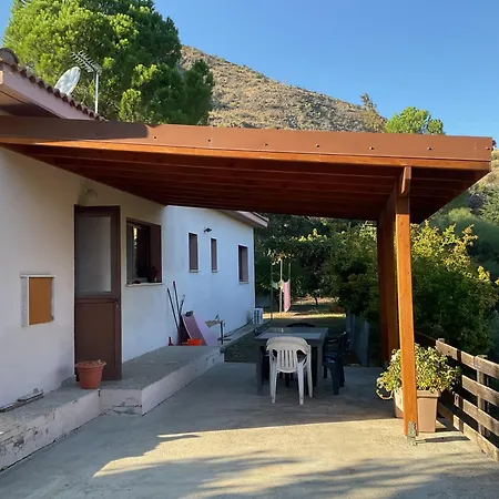 Holiday home Evie's House Arakapas